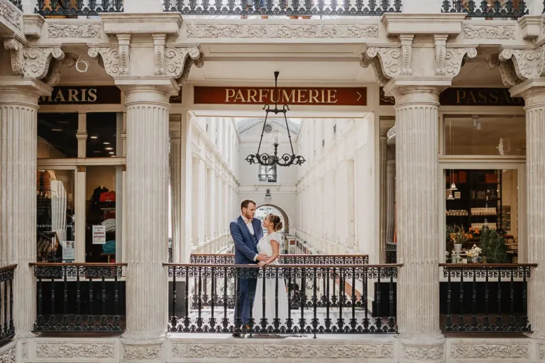 Architecture nantaise et mariés au Passage Pommeraye - Photographe mariage ville.