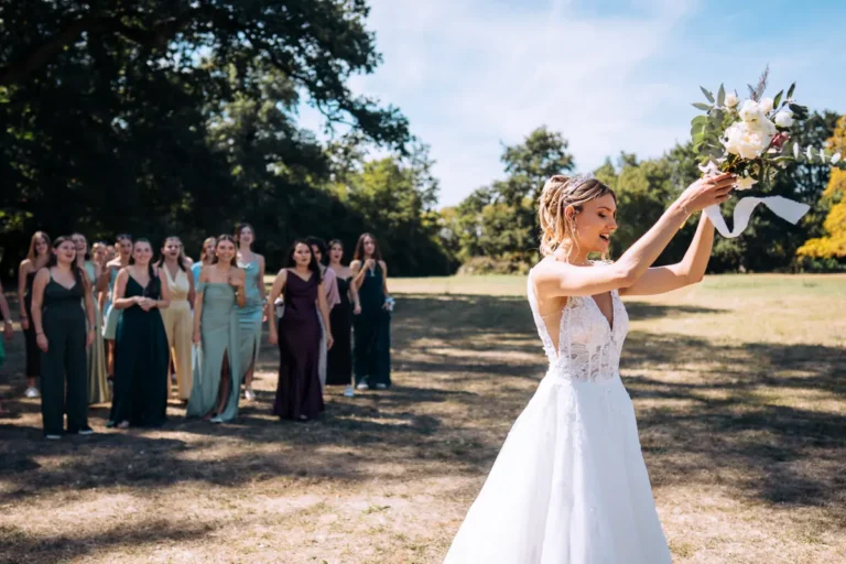Couple de mariés et mouvement des transports nantais - Esthétique moderne.
