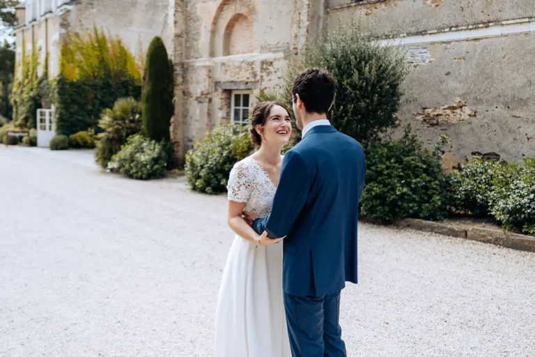 Échange de regards face au grand large à la pointe de Saint-Gildas.