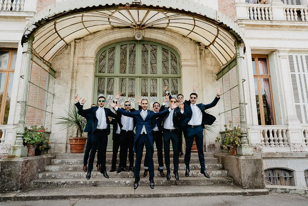 Mariage à la Mairie de Nantes – Sortie de cérémonie dynamique sous les acclamations.