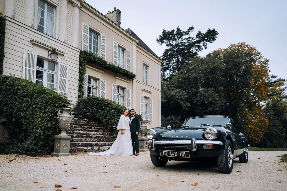 Mariage à la plage de la Noëveillard à Pornic – Moment de complicité les pieds dans le sable.