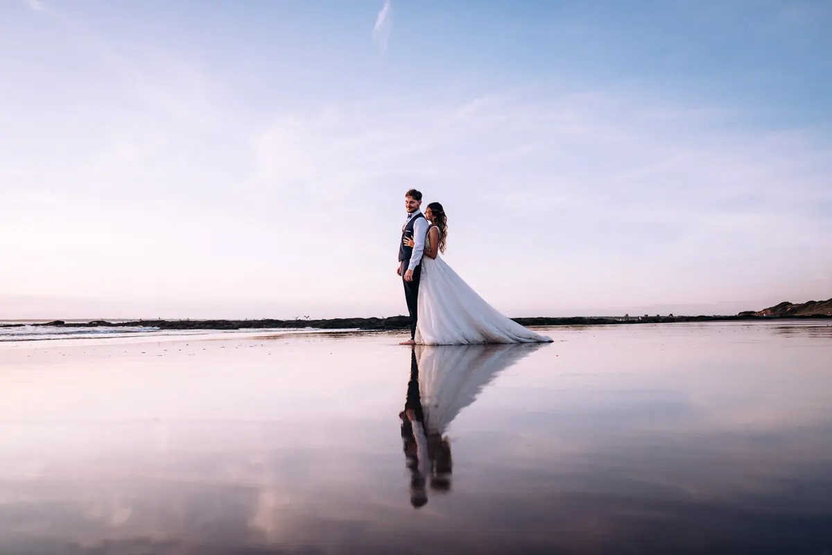 Mariage chic à La Baule – Photos de couple sur la plage au coucher du soleil.