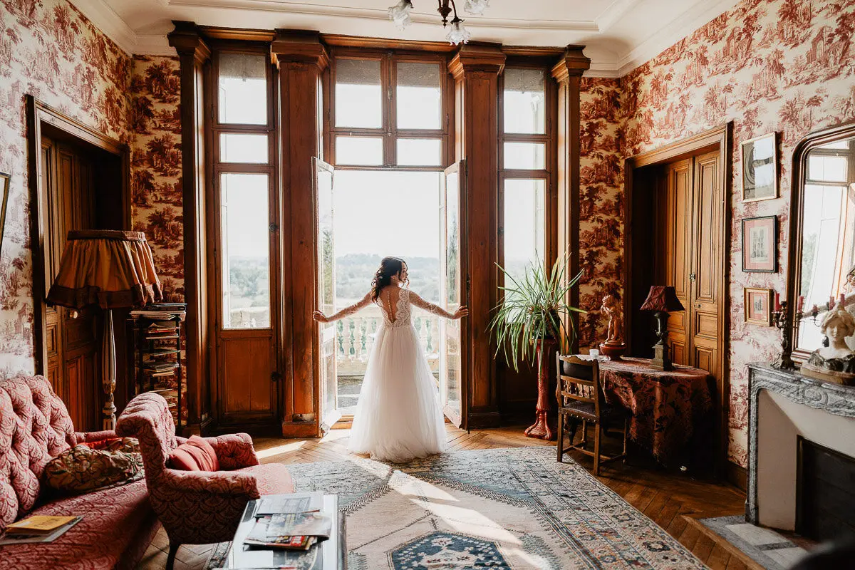 Mariage intime dans les rues de Guérande – Reportage photo spontané et chaleureux.