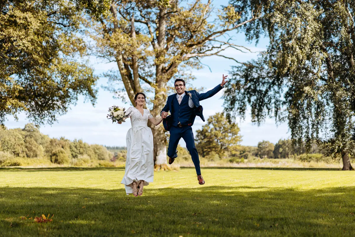 Mariage nature au Jardin des Plantes de Nantes - Séance couple verdoyante.