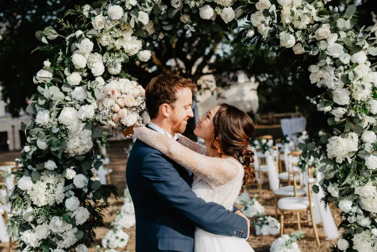 Mariés marchant sur la plage de La Baule - Lumière douce de l'Atlantique.