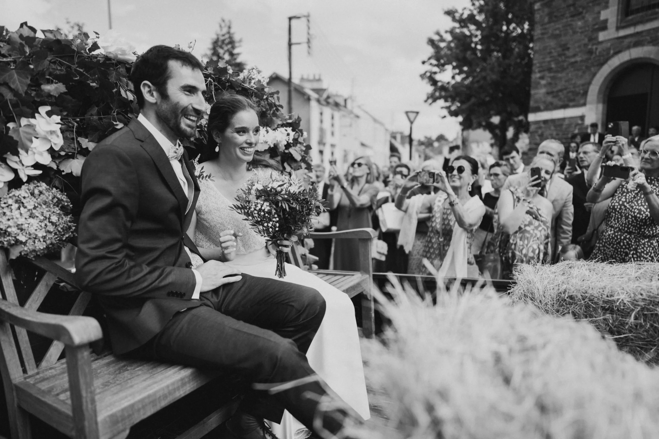 Photographe de mariage à Guérande – Séance couple romantique sur les remparts médiévaux.