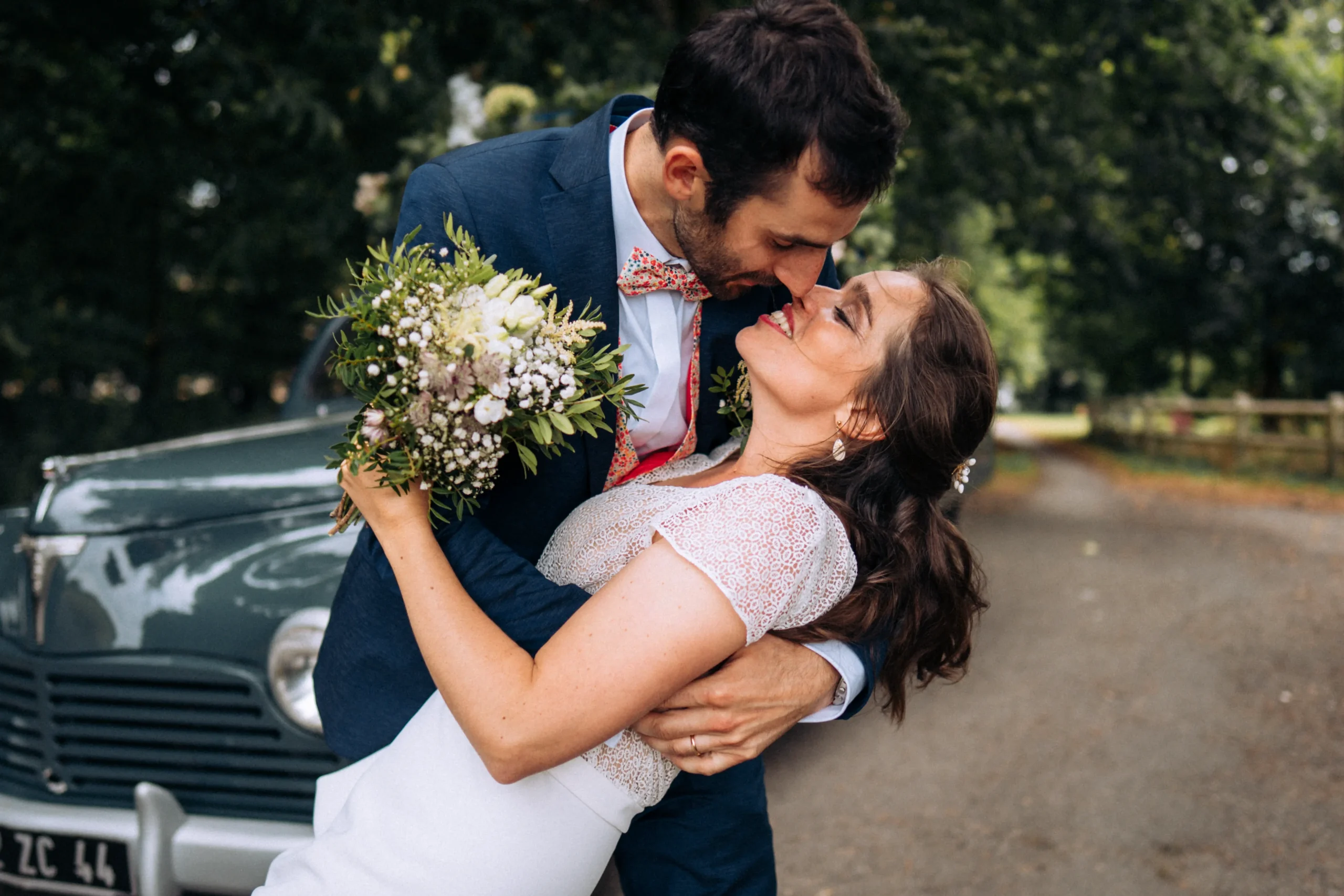 Photographe de mariage à Nantes - Séance couple romantique devant le patrimoine nantais.