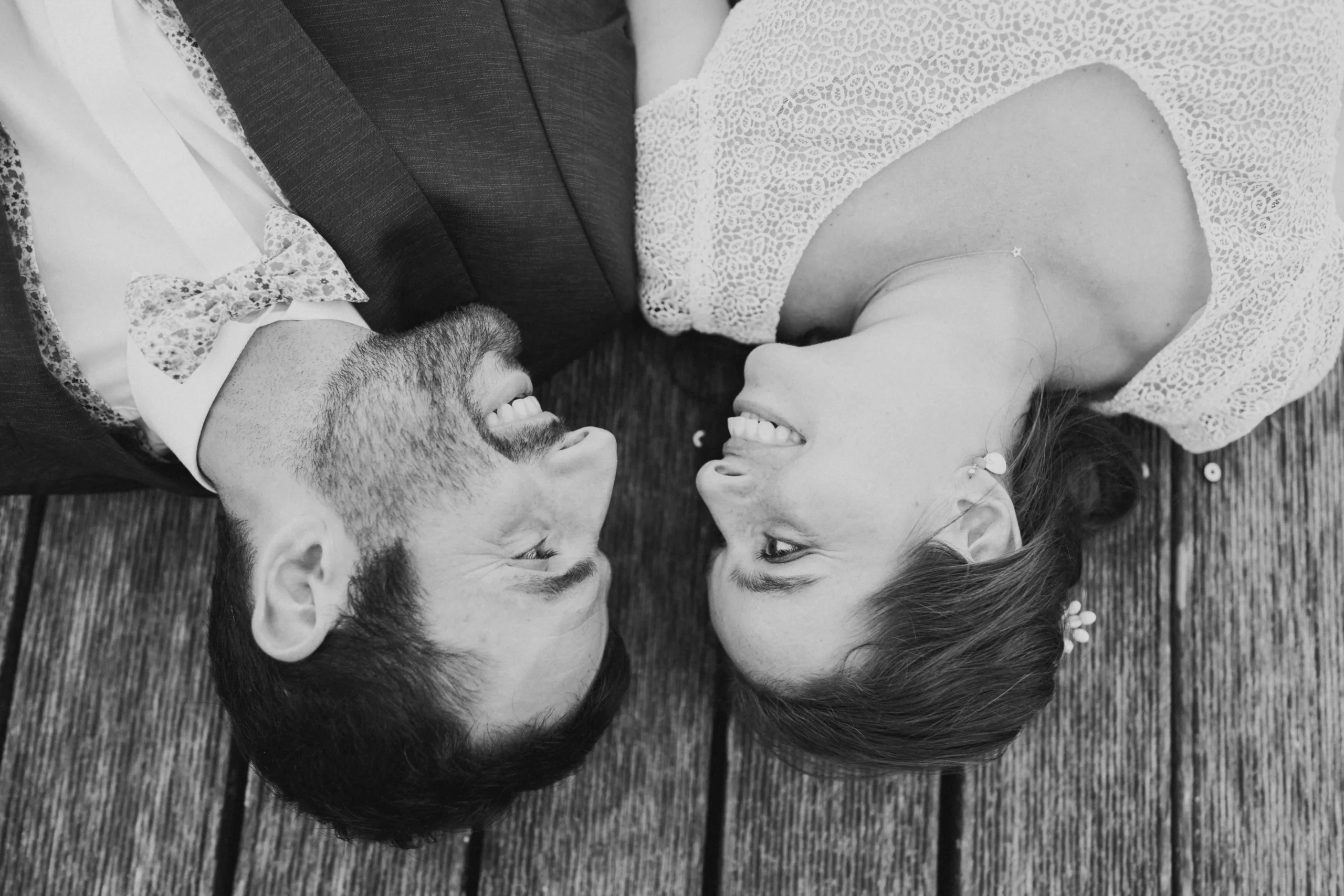 Photographe de mariage à Pornic – Séance couple sur les falaises de la Côte de Jade au coucher du soleil.