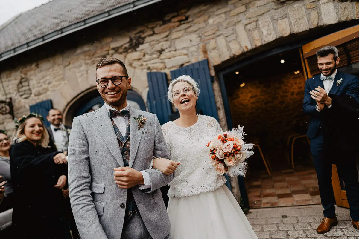 Portrait de mariés à l'heure dorée à Guérande – Photographe de mariage Loire-Atlantique.