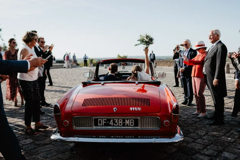 Portrait de mariés sous les arbres centenaires d'un parc privé.