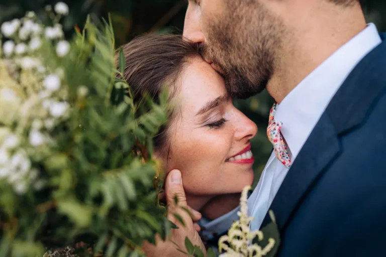Promenade des mariés dans une allée de château - Photographe mariage domaine.