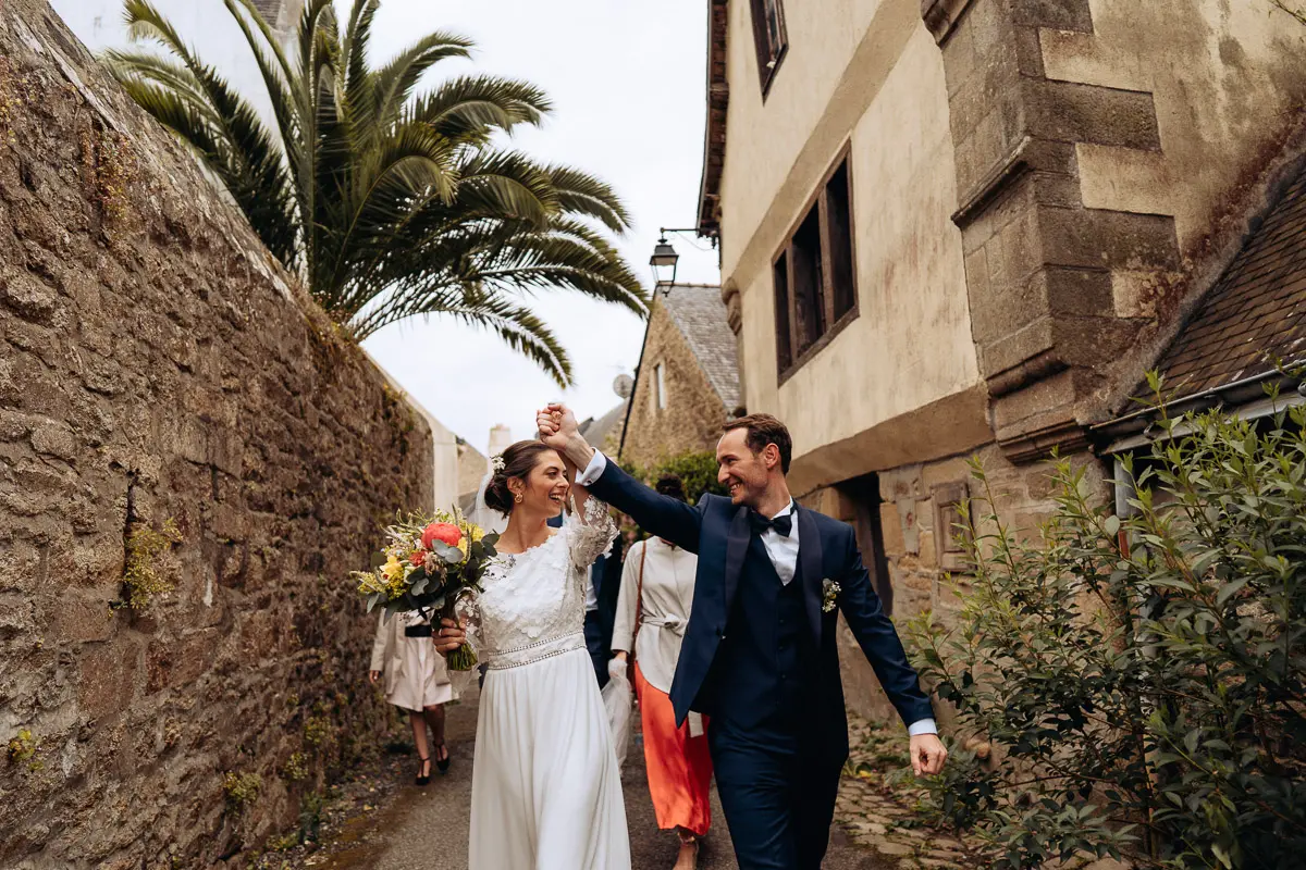 Promenade des mariés sur le vieux port de Pornic – Ambiance marine et conviviale.