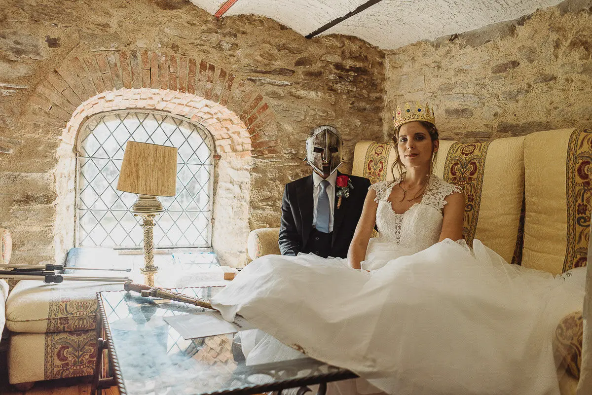 Reportage mariage architecture La Baule – Séance couple dans les allées résidentielles.