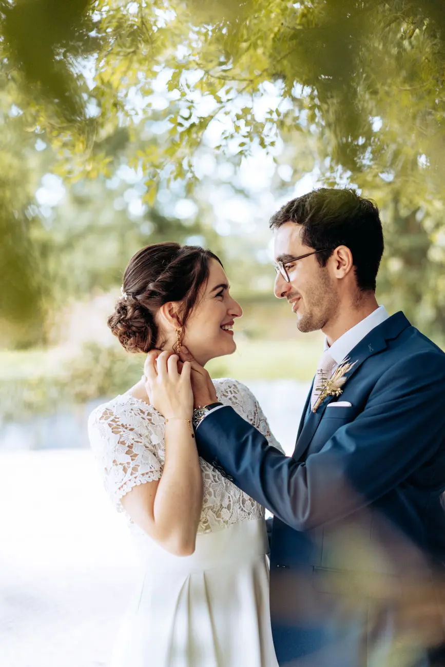 Reportage mariage bord de mer à Pornic – Portrait de mariés face aux pêcheries traditionnelles.