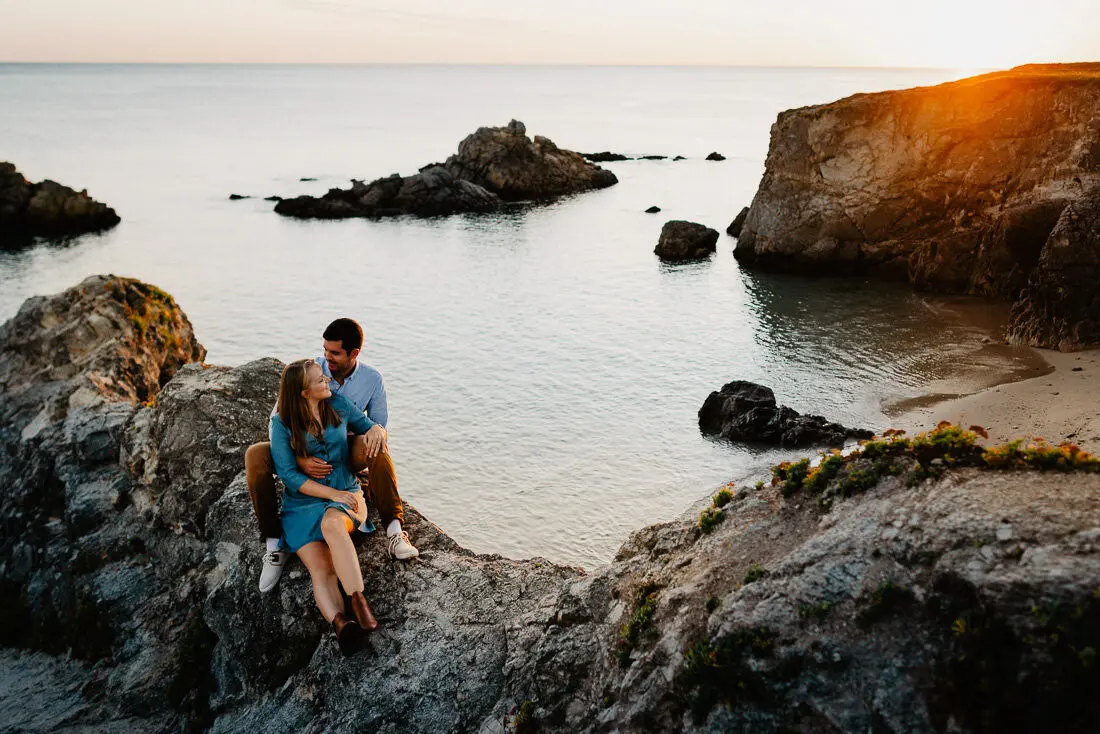 Séance couple dans la pinède de La Baule – Jeux de lumière naturelle et ombres douces.