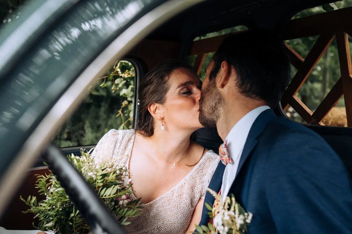 Séance couple devant les pêcheries de Pornic – Décor typique de Loire-Atlantique.