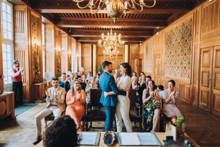 Sortie de mairie à Nantes sous une pluie de pétales - Émotion urbaine.