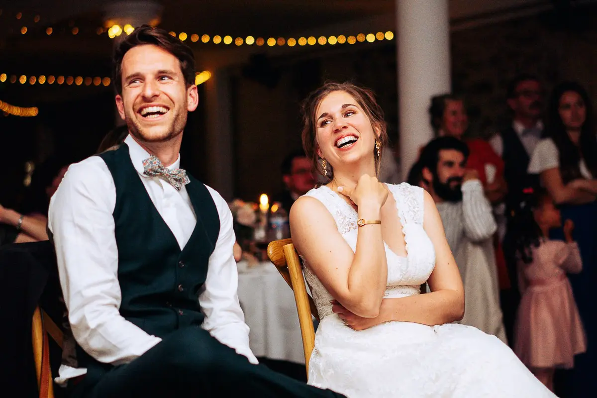 Un portrait de couple au cœur des salines, mettant en valeur la lumière douce et les reflets argentés uniques de ce paysage classé.